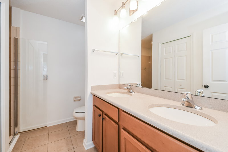 1,670/Mo, 607 Sunny Stroll Dr Middleburg, FL 32068 Main Bathroom View