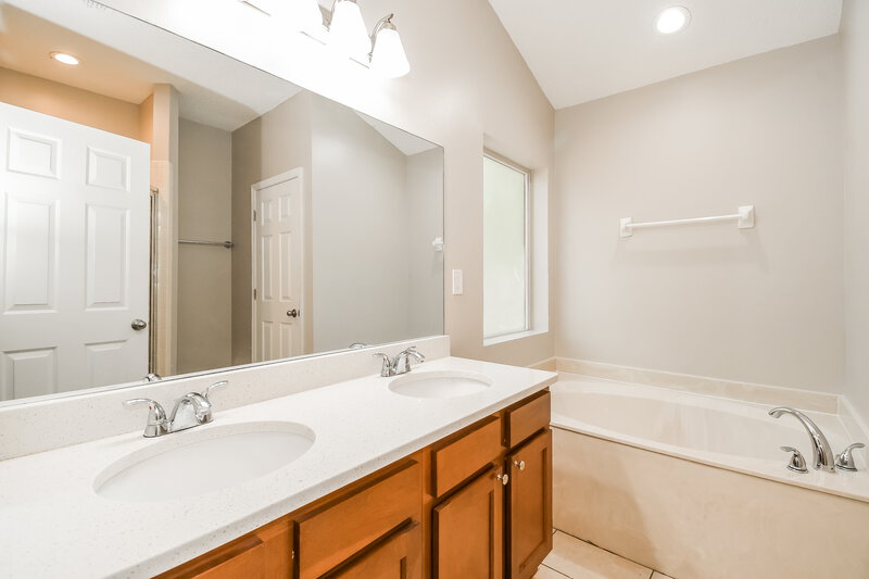 2,040/Mo, 2765 Acorn Park Dr N Jacksonville, FL 32218 Main Bathroom View