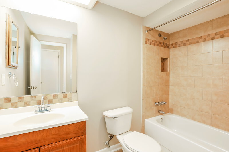 1,700/Mo, 2834 Tanglewood Blvd Orange Park, FL 32065 Main Bathroom View