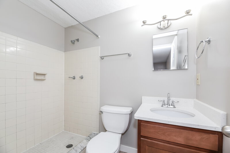 1,600/Mo, 1670 Mary Beth Dr Middleburg, FL 32068 Main Bathroom View