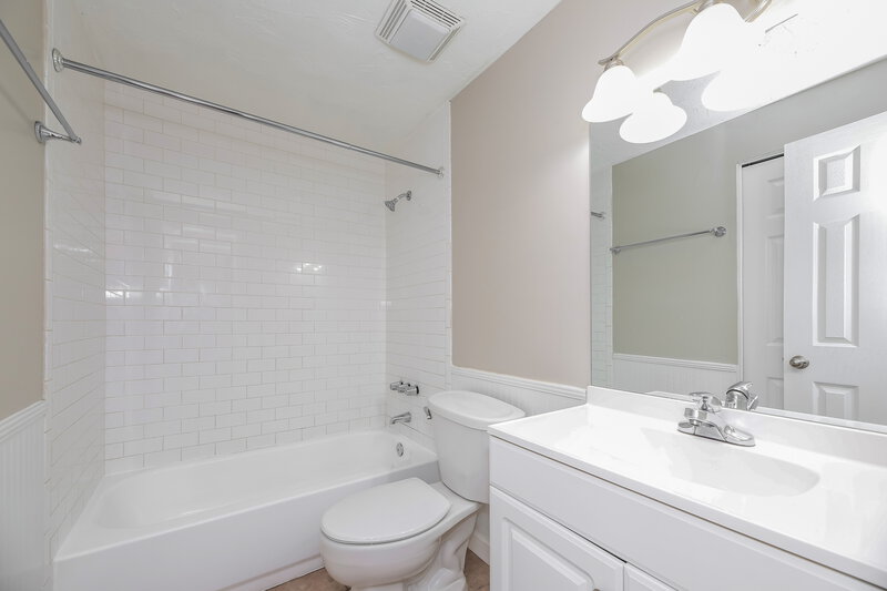 1,600/Mo, 1670 Mary Beth Dr Middleburg, FL 32068 Bathroom View