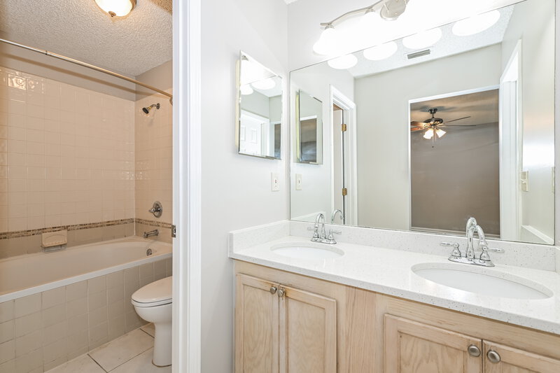 1,925/Mo, 550 Whitfield Rd Jacksonville, FL 32221 Main Bathroom View