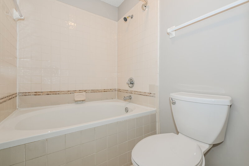 1,925/Mo, 550 Whitfield Rd Jacksonville, FL 32221 Main Bathroom View 2