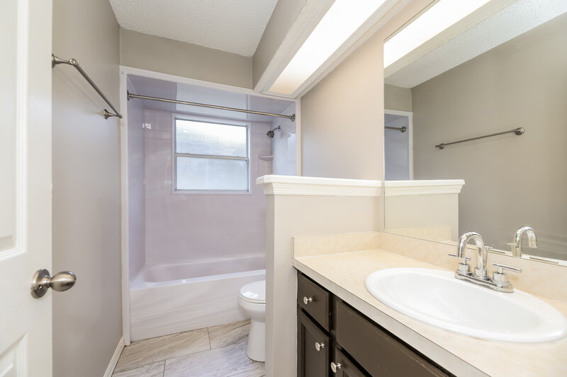 2,150/Mo, 1455 Beecher Ln Orange Park, FL 32073 Bathroom View