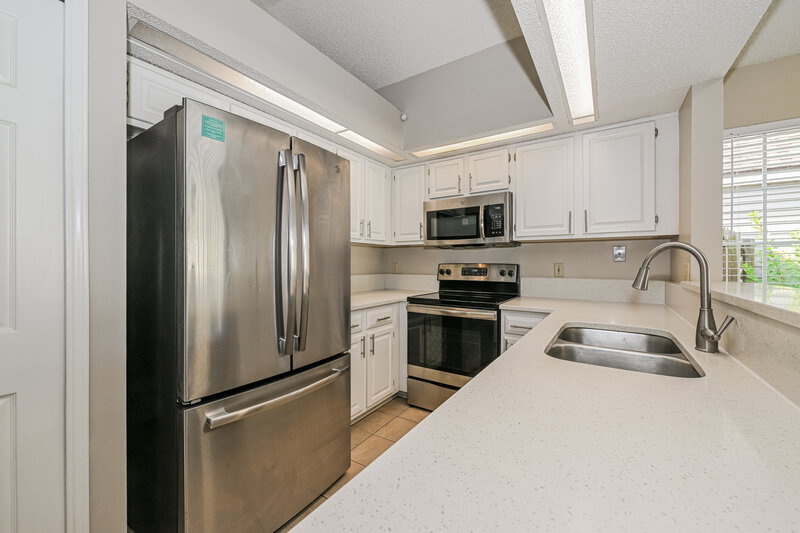 1,660/Mo, 7737 Manassas Ct Jacksonville, FL 32277 Kitchen View 2