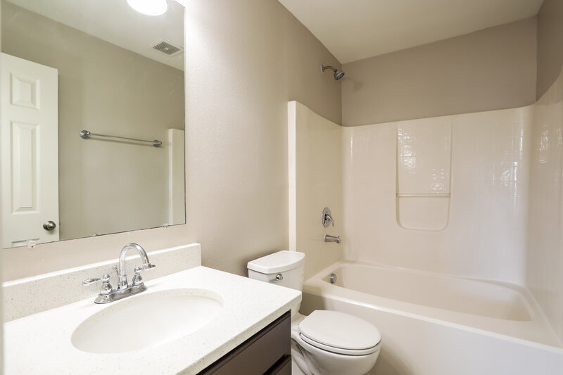 2,240/Mo, 3640 Alec Drive Middleburg, FL 32068 Main Bathroom View