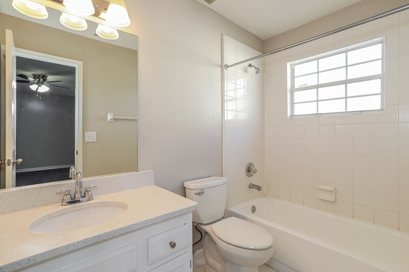 1,635/Mo, 8051 Mactavish Way W Jacksonville, FL 32244 Main Bathroom View