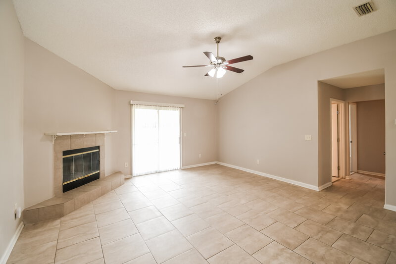 2,100/Mo, 1111 Calla Glen Ln Green Cove Springs, FL 32043 Living Room View