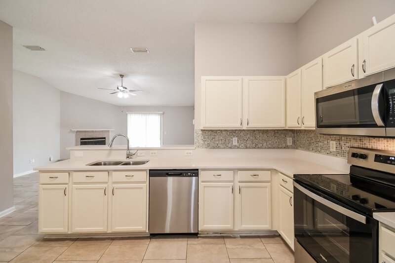 2,100/Mo, 1111 Calla Glen Ln Green Cove Springs, FL 32043 Kitchen View