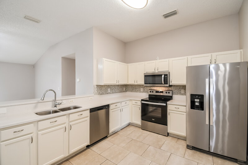 2,100/Mo, 1111 Calla Glen Ln Green Cove Springs, FL 32043 Kitchen View 2