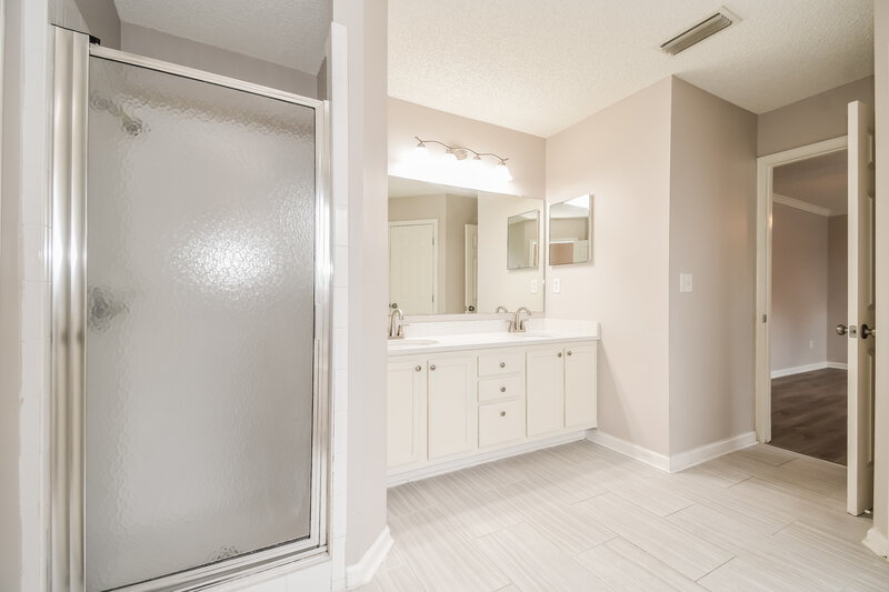 2,100/Mo, 1111 Calla Glen Ln Green Cove Springs, FL 32043 Main Bathroom View