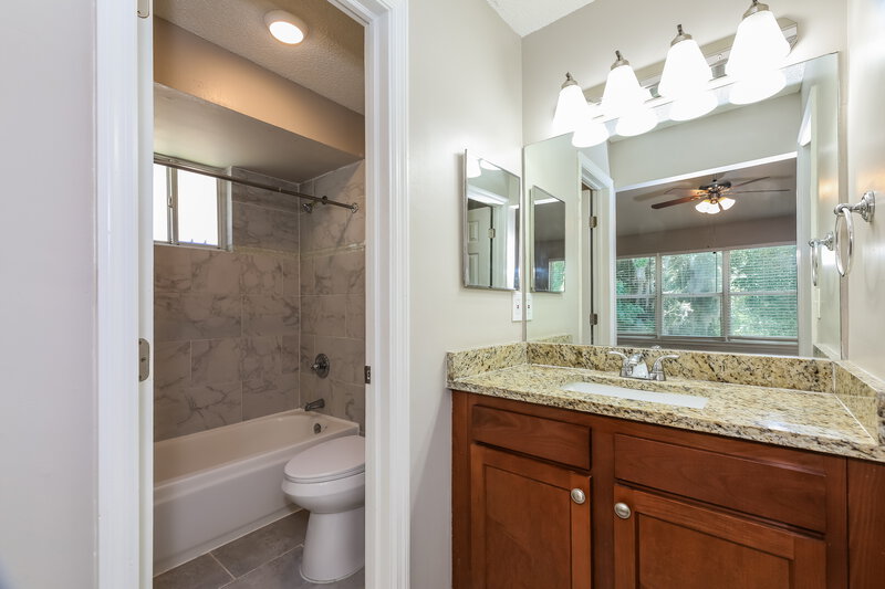 1,895/Mo, 282 Aquarius Cir W Jacksonville, FL 32216 Main Bathroom View 2