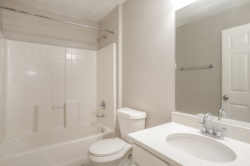 1,895/Mo, 9726 Hazel Lake Dr Jacksonville, FL 32222 Bathroom View