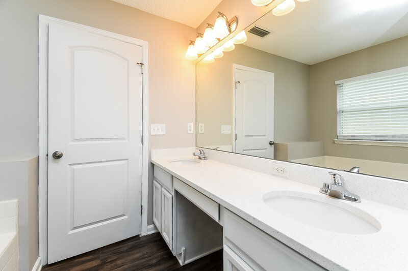 2,205/Mo, 1759 Saw Lake Dr Middleburg, FL 32068 Main Bathroom View 2