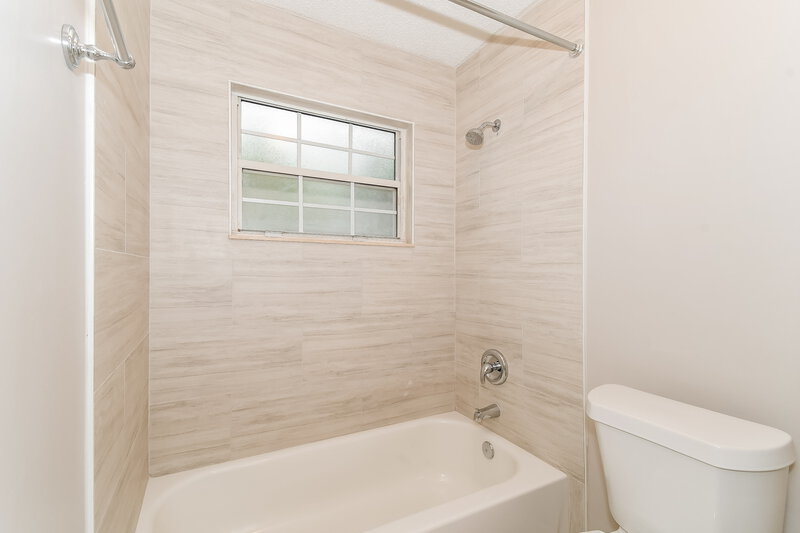 1,550/Mo, 7979 Mactavish Way N Jacksonville, FL 32244 Bathroom View 2