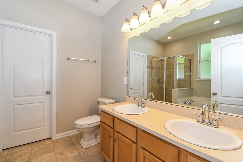 2,140/Mo, 7352 Hawks Point Ct Jacksonville, FL 32222 Master Bathroom View 2