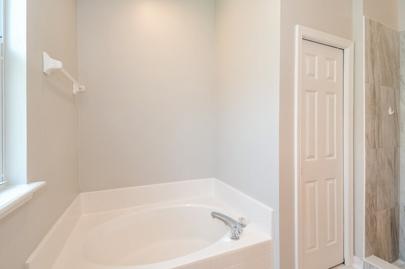 1,840/Mo, 8070 Welbeck Ln Jacksonville, FL 32244 Main Bathroom View