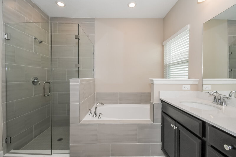 0/Mo, 9680 Lovage Lane Jacksonville, FL 32219 Main Bathroom View