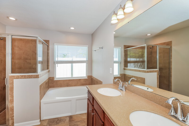 2,000/Mo, 1908 High Prairie Ln Middleburg, FL 32068 Main Bathroom View