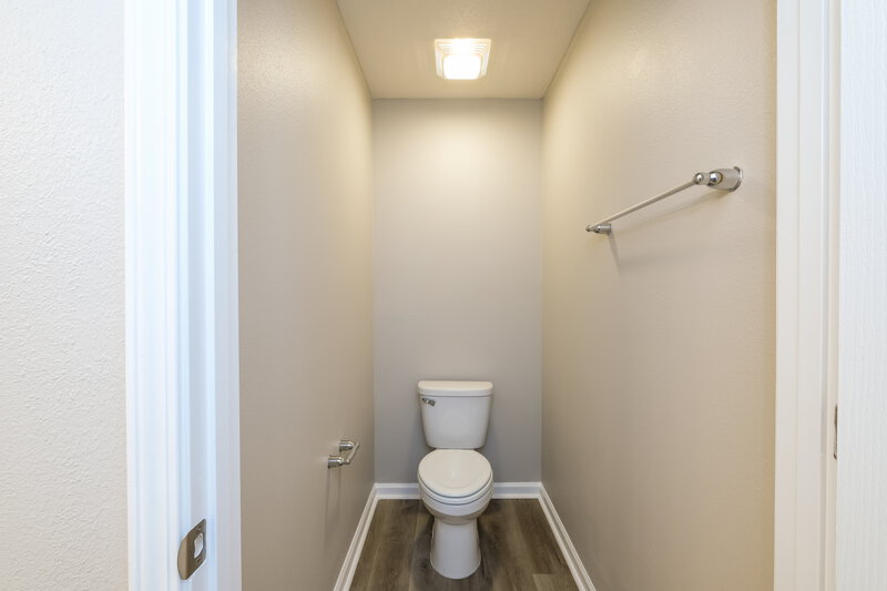 0/Mo, 7808 Meadow Walk Ln Jacksonville, FL 32256 Main Bathroom View