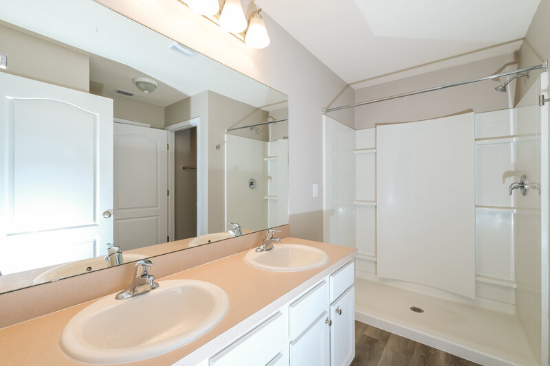0/Mo, 7808 Meadow Walk Ln Jacksonville, FL 32256 Main Bathroom View 2