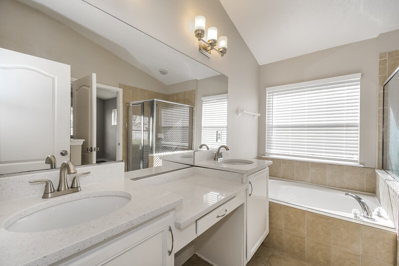 2,030/Mo, 1098 Maple Ln Orange Park, FL 32065 Main Bathroom View