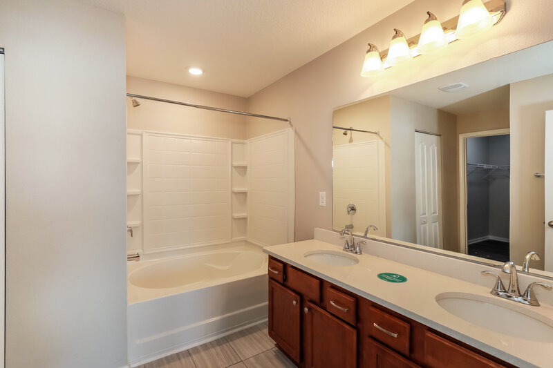 2,285/Mo, 3514 Song Bird Lakes Dr Green Cove Springs, FL 32043 Main Bathroom View