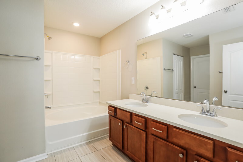 2,090/Mo, 3514 Song Bird Lakes Dr Green Cove Springs, FL 32043 Main Bathroom View