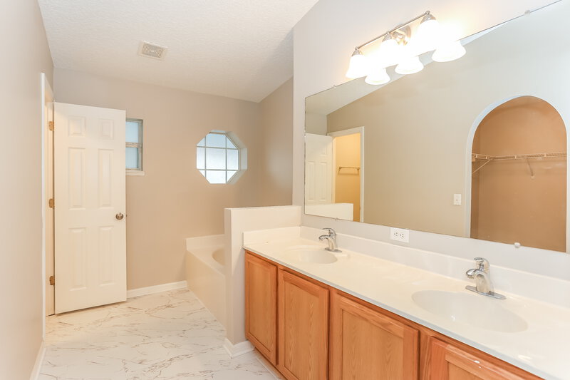 1,690/Mo, 8765 Merseyside Ave Jacksonville, FL 32219 Main Bathroom View