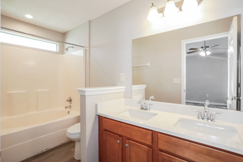 1,640/Mo, 2680 Creek Ridge Dr Green Cove Springs, FL 32043 Main Bathroom View