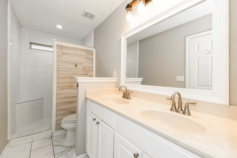 2,145/Mo, 45098 Amhurst Oaks Dr Callahan, FL 32011 Main Bathroom View