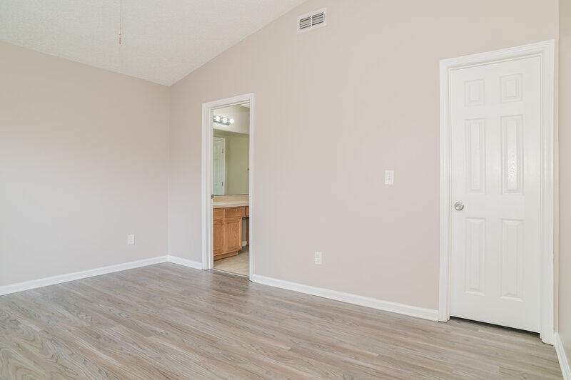 1,720/Mo, 9526 Staples Mill Dr Jacksonville, FL 32244 Main Bedroom View