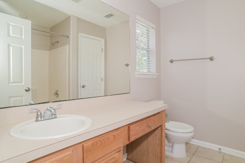 1,720/Mo, 9526 Staples Mill Dr Jacksonville, FL 32244 Main Bathroom View