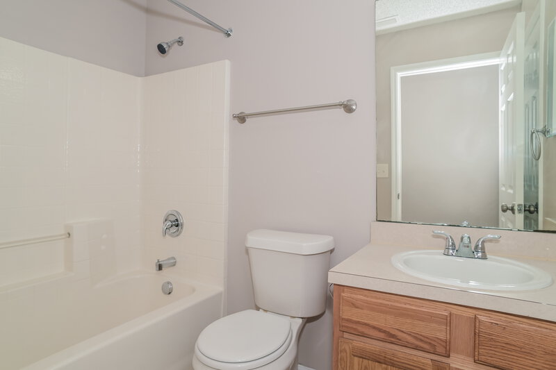 1,720/Mo, 9526 Staples Mill Dr Jacksonville, FL 32244 Bathroom View