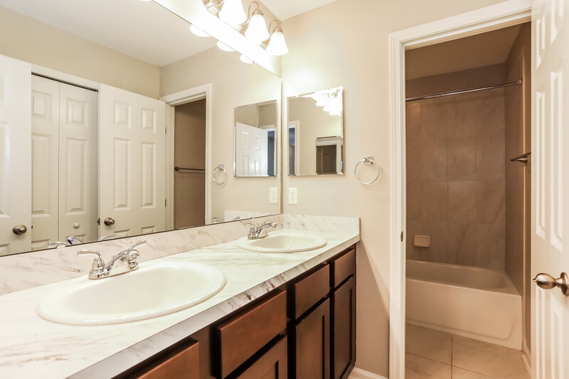 3,430/Mo, 1976 Constitutional Republic Pl Jacksonville, FL 32221 Main Bathroom View 2