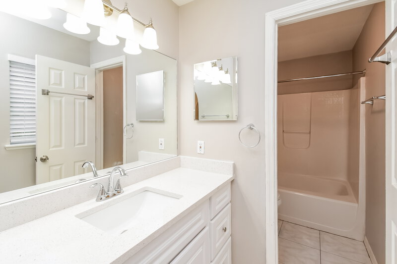 2,350/Mo, 84 Reeding Ridge Dr W Jacksonville, FL 32225 Main Bathroom View 2