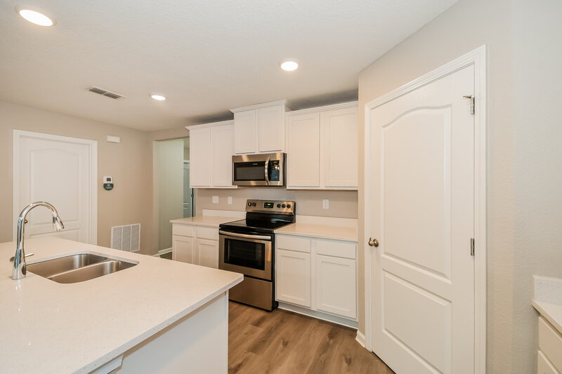 1,705/Mo, 2045 Pebble Point Dr Green Cove Springs, FL 32043 Kitchen View 2