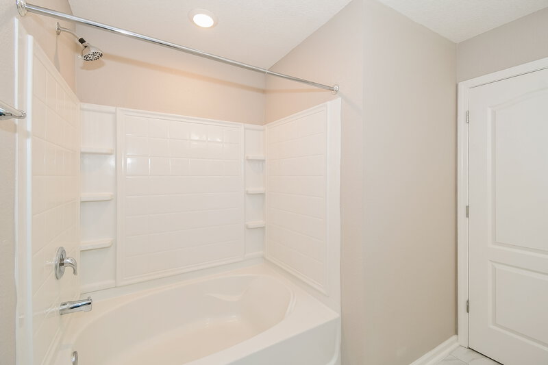 1,705/Mo, 2045 Pebble Point Dr Green Cove Springs, FL 32043 Main Bathroom View