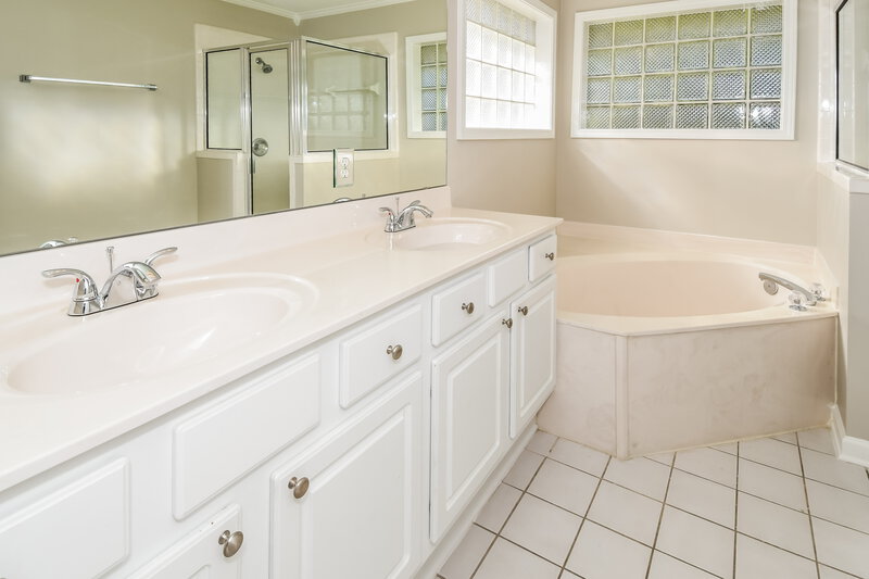 2,135/Mo, 1679 Rustling Dr Fleming Island, FL 32003 Main Bathroom View