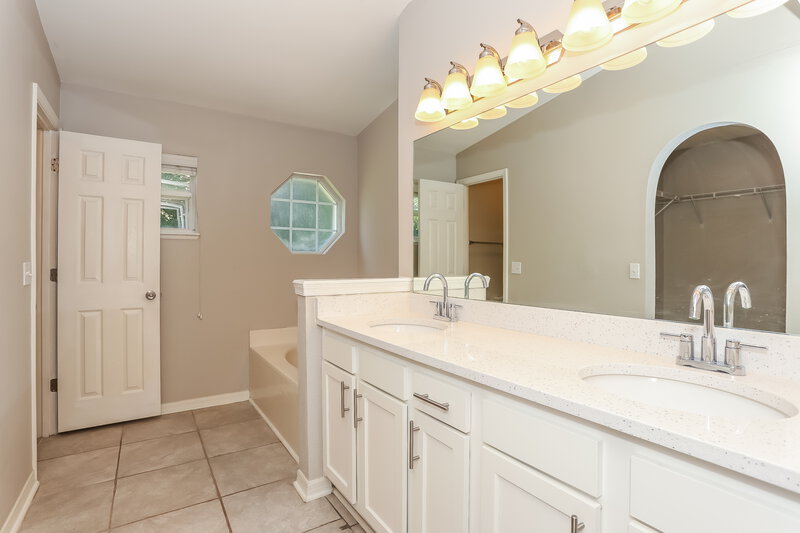 2,155/Mo, 11157 Wyndham Hollow Ln Jacksonville, FL 32246 Main Bathroom View