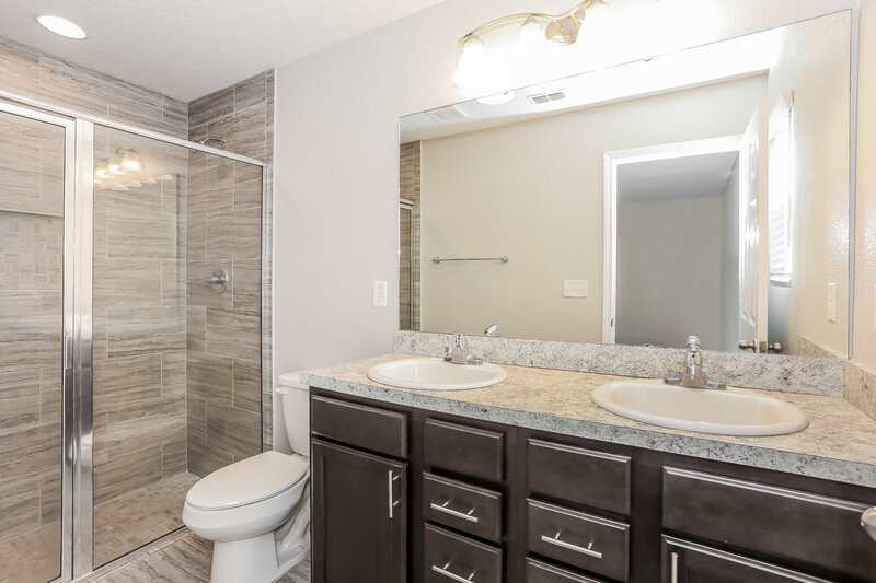 2,030/Mo, 7317 Townsend Village Ln Jacksonville, FL 32277 Main Bathroom View