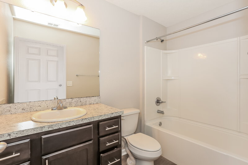 2,030/Mo, 7317 Townsend Village Ln Jacksonville, FL 32277 Bathroom View