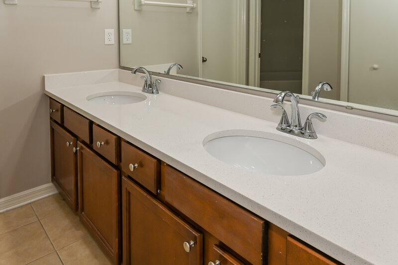 2,455/Mo, 3747 N Mandarin Woods Dr Jacksonville, FL 32223 Main Bathroom View