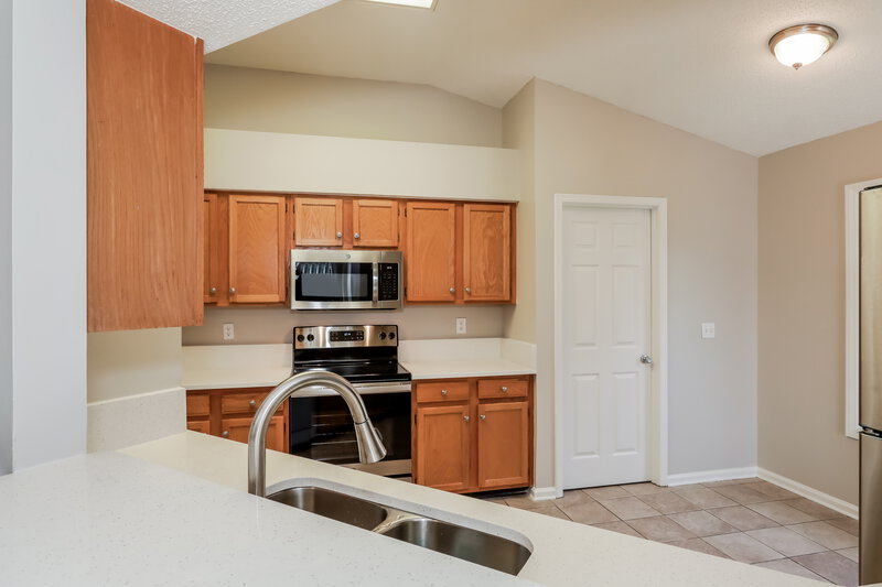 1,605/Mo, 3039 Waters View Cir Orange Park, FL 32073 Kitchen View 2