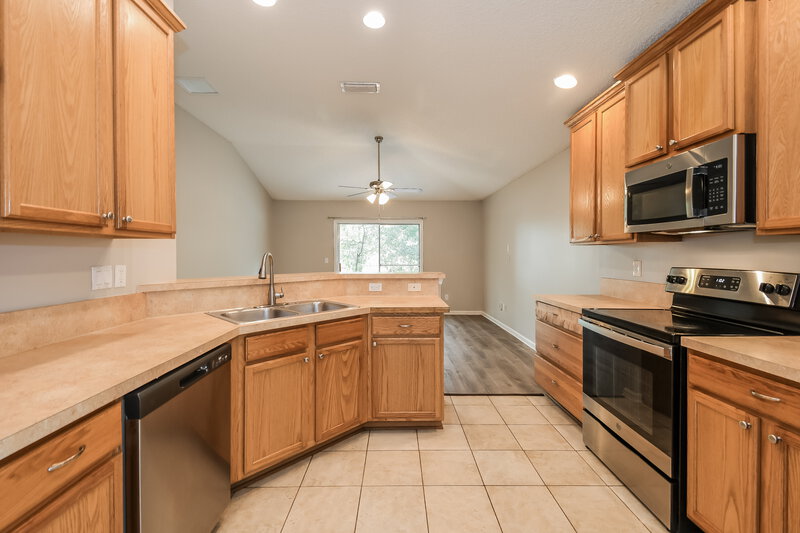 0/Mo, 2621 Fernleaf Dr Green Cove Springs, FL 32043 Kitchen View 2
