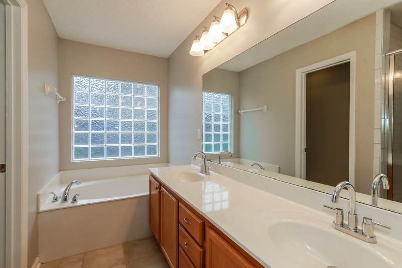 3,560/Mo, 2621 Fernleaf Dr Green Cove Springs, FL 32043 Main Bathroom View