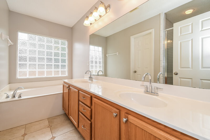 0/Mo, 2621 Fernleaf Dr Green Cove Springs, FL 32043 Main Bathroom View