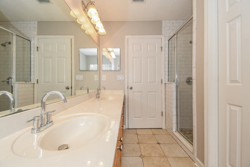 0/Mo, 2621 Fernleaf Dr Green Cove Springs, FL 32043 Main Bathroom View 2