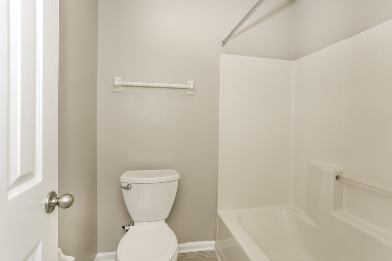 1,690/Mo, 3404 Volley Dr Jacksonville, FL 32277 Main Bathroom View 2