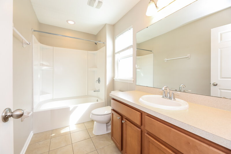 1,990/Mo, 490 Vineyard Ln Orange Park, FL 32073 Main Bathroom View